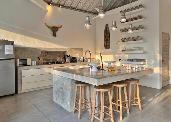Villa Rocher - Modern 3 Bedroom Batu Belig 3 Min