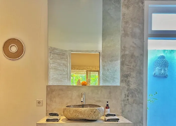 Villa Rocher - Modern 3 Bedroom Batu Belig 3 Min Seminyak