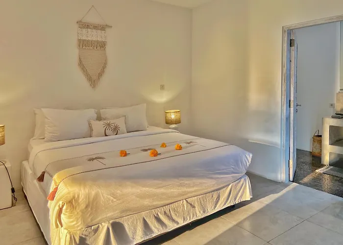 Rocher - Modern 3 Bedroom Batu Belig 3 Min Villa Seminyak