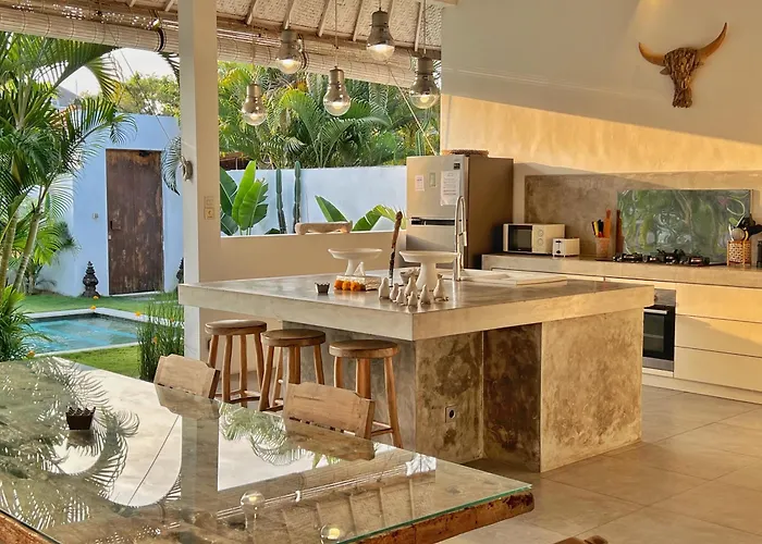 Villa Rocher - Modern 3 Bedroom Batu Belig 3 Min Seminyak